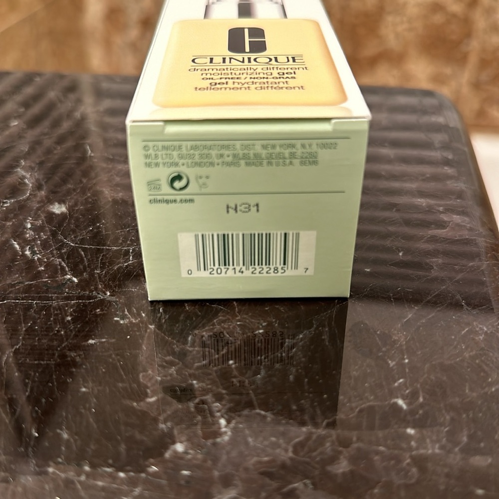 Clinique dramatically different moisturizing gel NEW in box - Picture 5 of 7